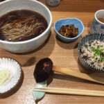 お蕎麦と炊き込みご飯と小鉢(850円)