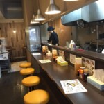 まる 店内